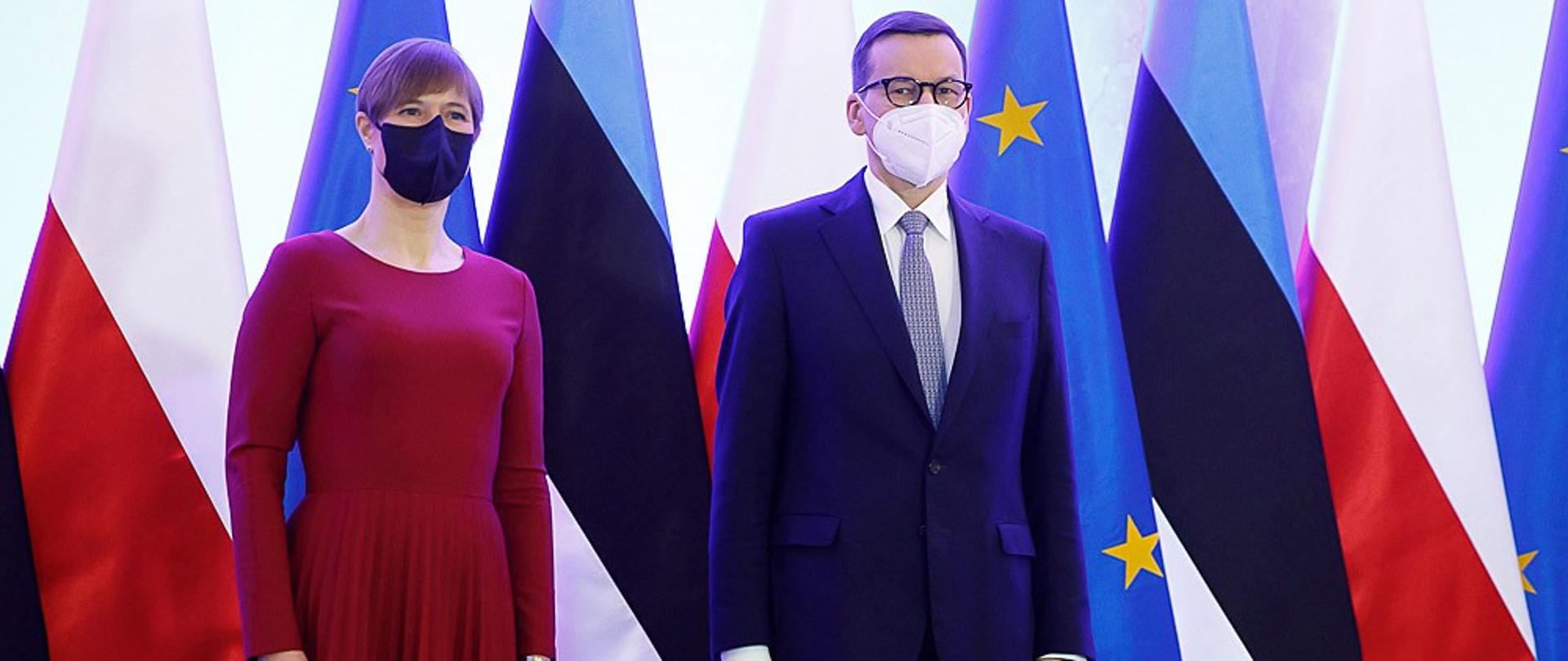 Prezydent Estonii oraz premier Mateusz Morawiecki stoją.