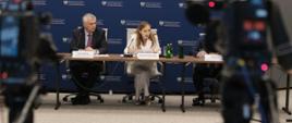 Minister funduszy i polityki regionalnej Katarzyna Pełczyńska-Nałęcz siedzi przy stole, po jej prawej stronie siedzi minister spraw wewnętrznych i administracji Tomasz Siemoniak, zaś po lewej stronie wiceminister funduszy i polityki regionalnej Jacek Karnowski