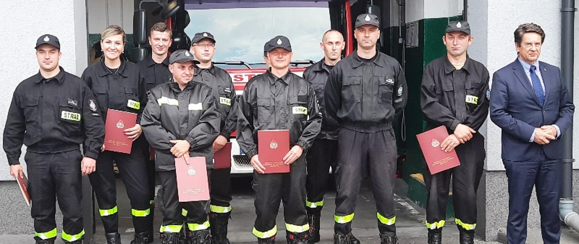 Na zdjęciu Starosta Braniewski ze strażakami, którzy ukończyli szkolenie dowódców OSP.