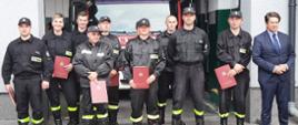 Na zdjęciu Starosta Braniewski ze strażakami, którzy ukończyli szkolenie dowódców OSP.