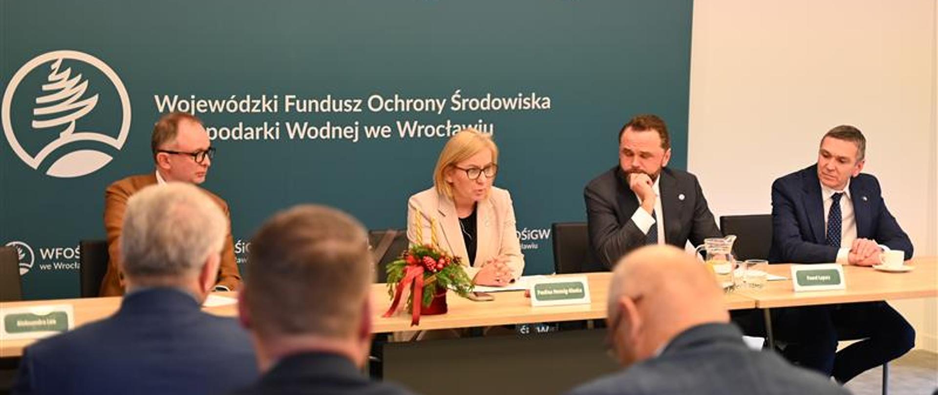 Ministra Paulina Hennig-Kloska podczas konferencji inaugurującej Pilotażowy Program Wsparcia Spółdzielni Energetycznych.
