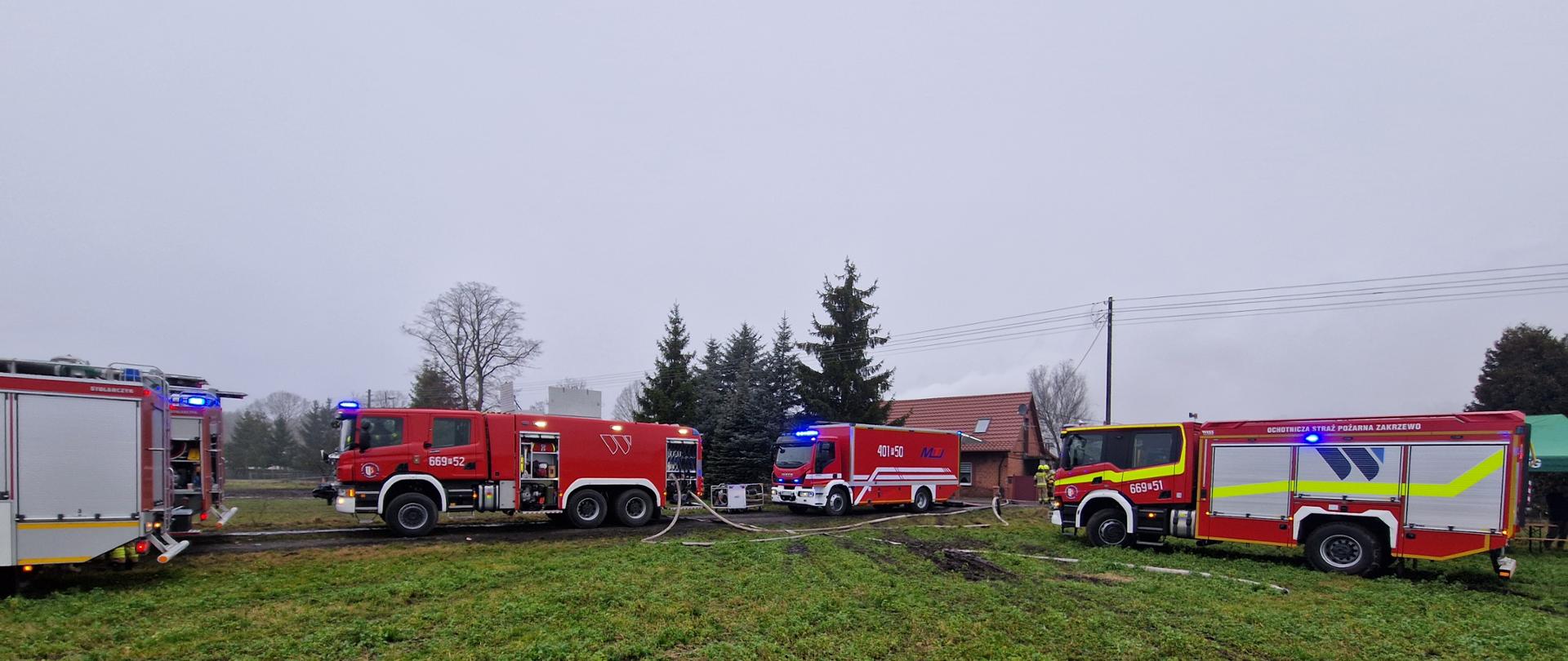 Zdjęcie [przedstawia samochody strażackie 