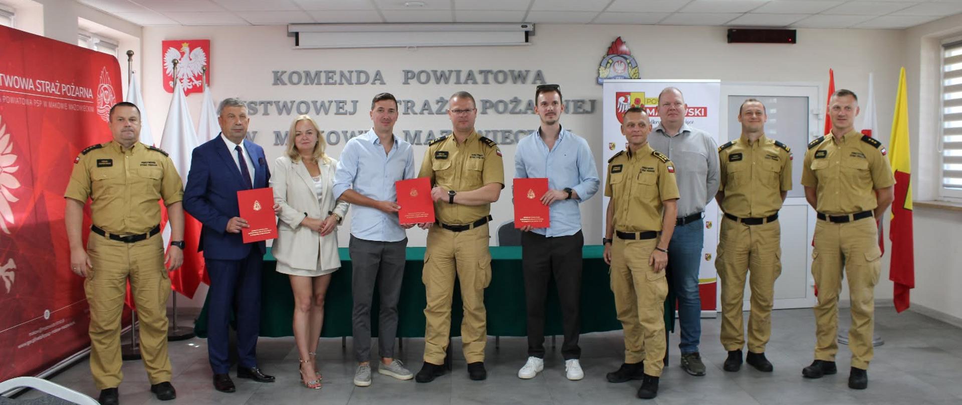 Wspólne zdjęcie osób, obecnych przy podpisywaniu umowy. 