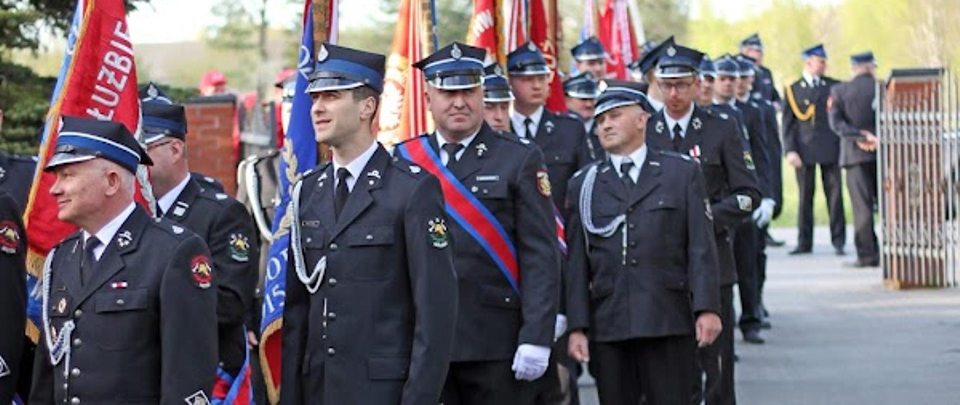 Poczty sztandarowe OSP z terenu powiatu mińskiego oczekują na rozpoczęcie Mszy Świętej przed wejściem do kościoła