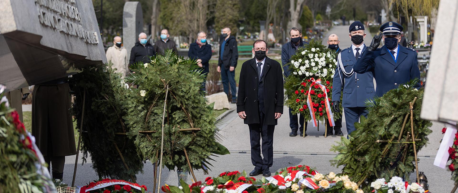 Na zdjęciu widać ministra Mariusza Kamińskiego składającego wieniec przed pomnikiem ofiar katastrofy smoleńskiej wraz z mjr Pawłem Olszewskim komendantem SOP.
