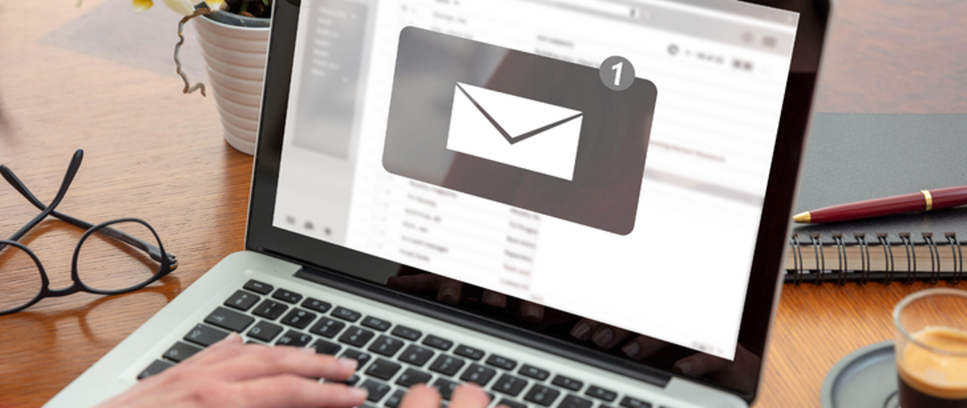 Otwarty laptop z ikoną otrzymanej wiadomości