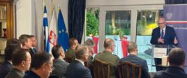 Ambasador Ponikiewski przemawia w Ambasadzie RP w Atenach.