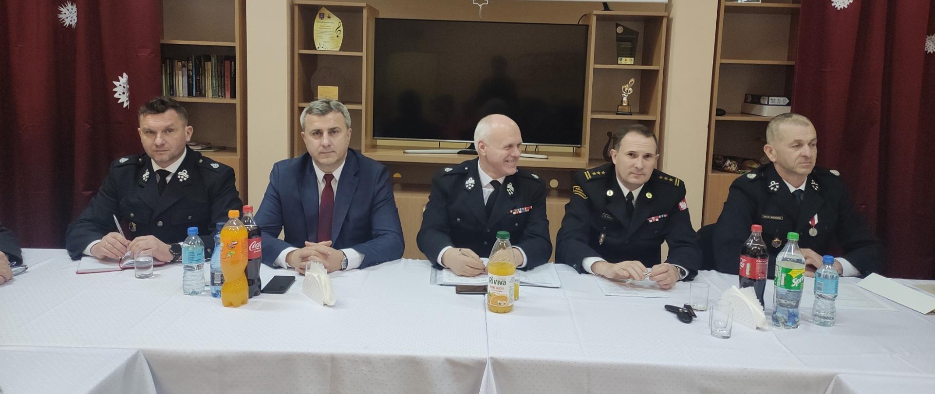 Zdjęcie przedstawia gości i organizatorów spotkania noworocznego Ochotniczej Straży Pożarnej w Smykowie 