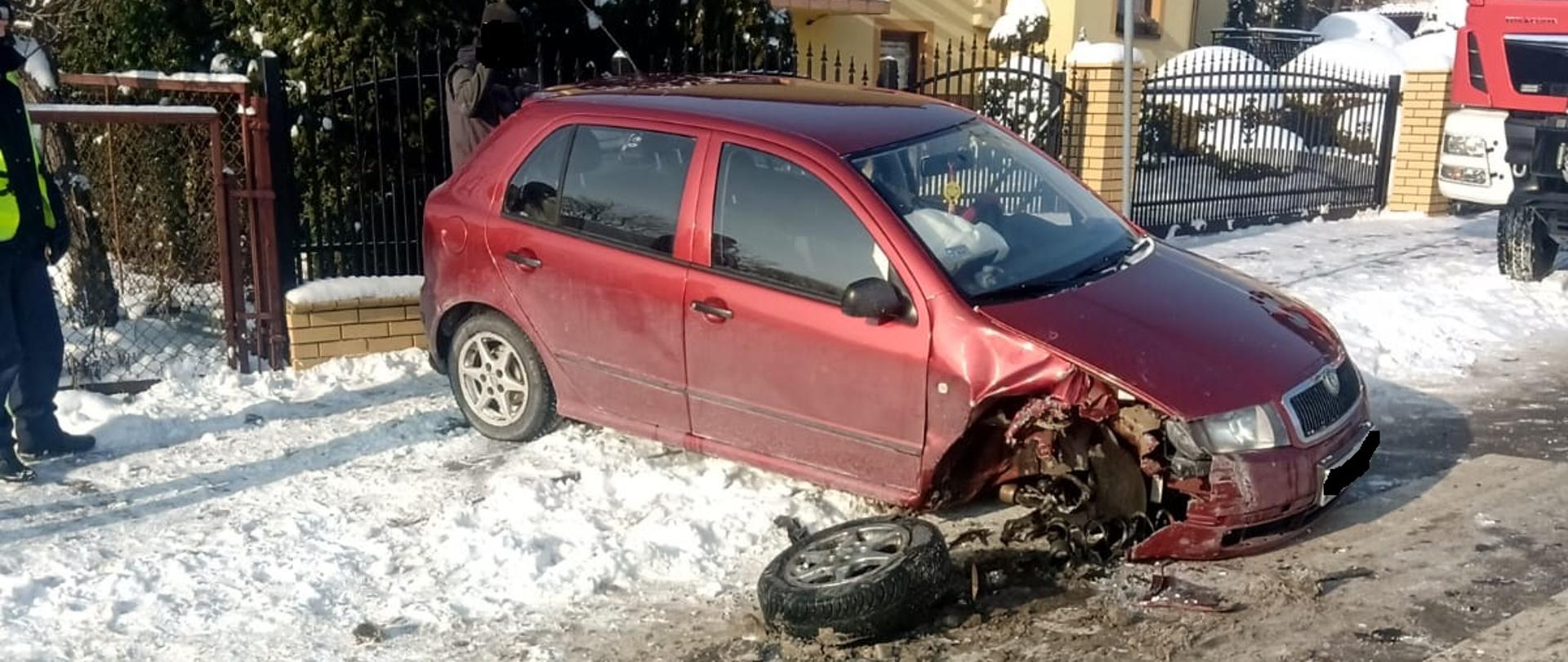skoda fabia rozbita z urwanym kołem
