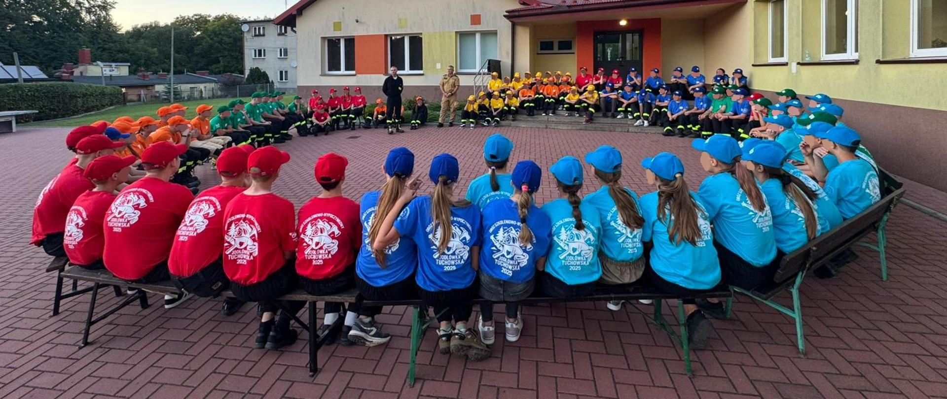 uczestnicy obozu w trakcie spotkania z Komendantem Miejskim PSP