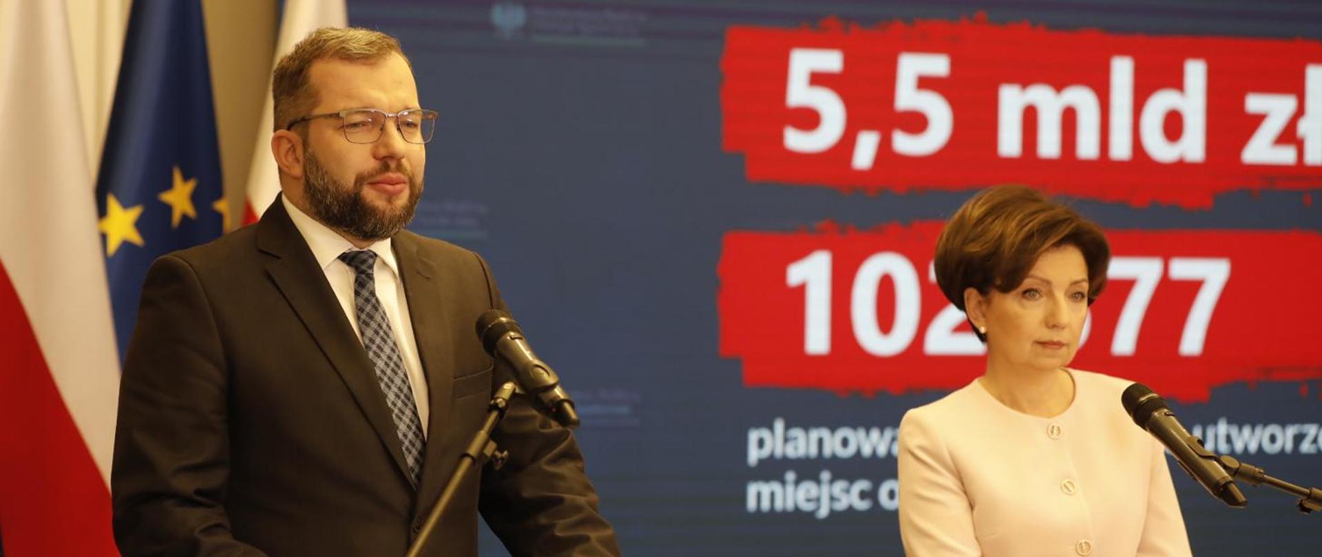 Minister funduszy i polityki regionalnej Grzegorz Puda oraz minister rodziny i polityki społecznej Marlena Maląg na konferencji prasowej