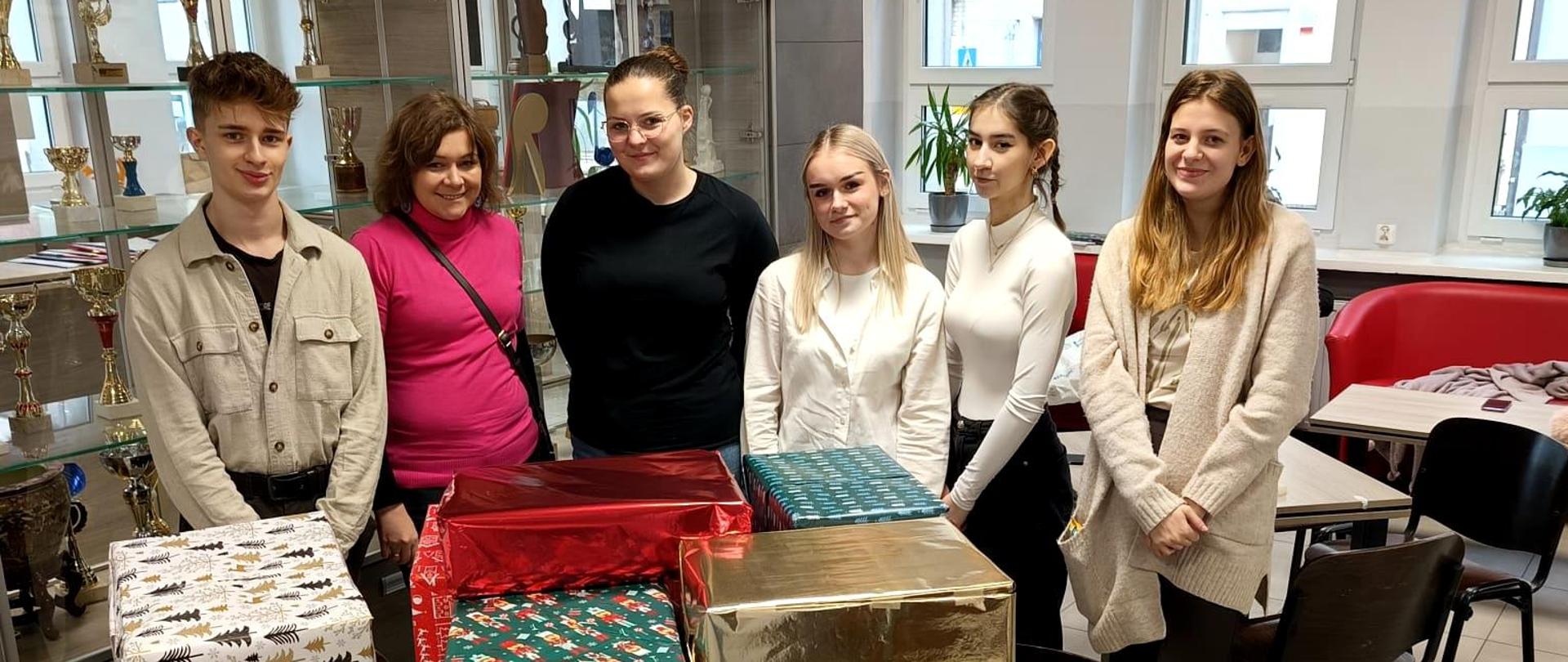 Młodzież szkoły zaangażowała się w świąteczną pomoc charytatywną - Szlachetna Paczka.