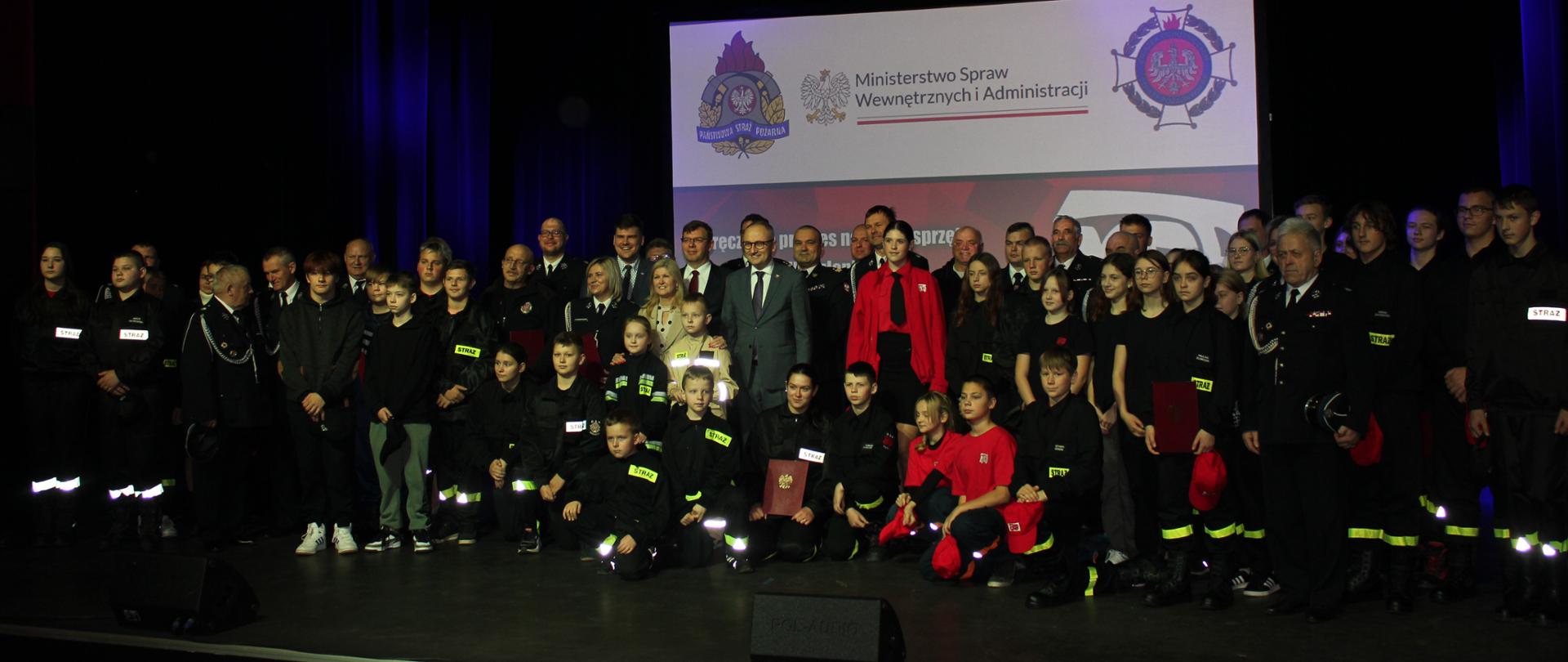 Zdjęcie grupowe po rozdaniu promes.