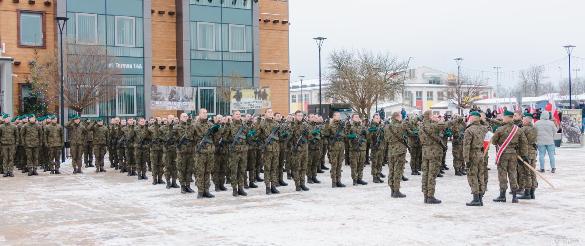 Przysięga wojskowa żołnierzy Dobrowolnej Zasadniczej Służby Wojskowej w Czarnej Białostockiej