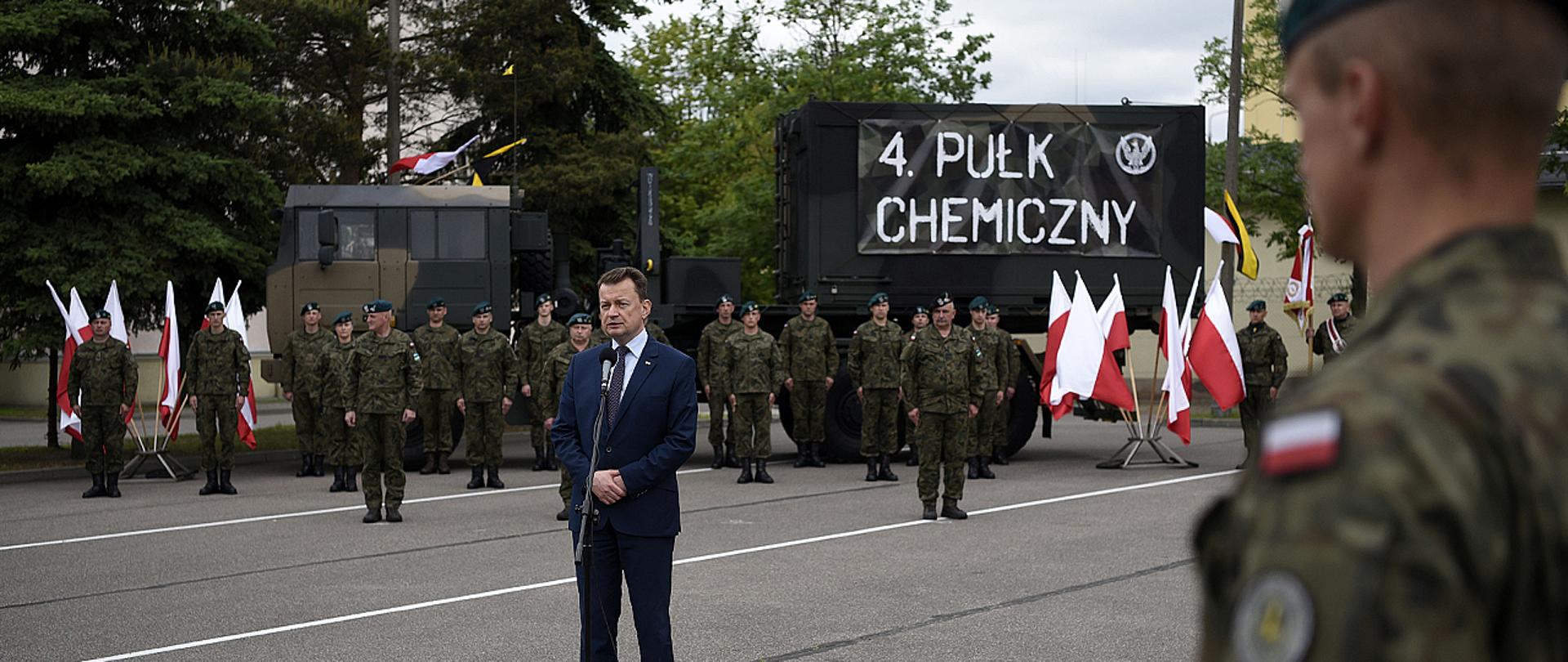 Minister M. Blaszczak premawia w Brodnicy. w tle żołnierze