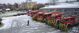Zdjęcie przedstawia strażaków na odprawie przed ćwiczeniami powiatowymi.