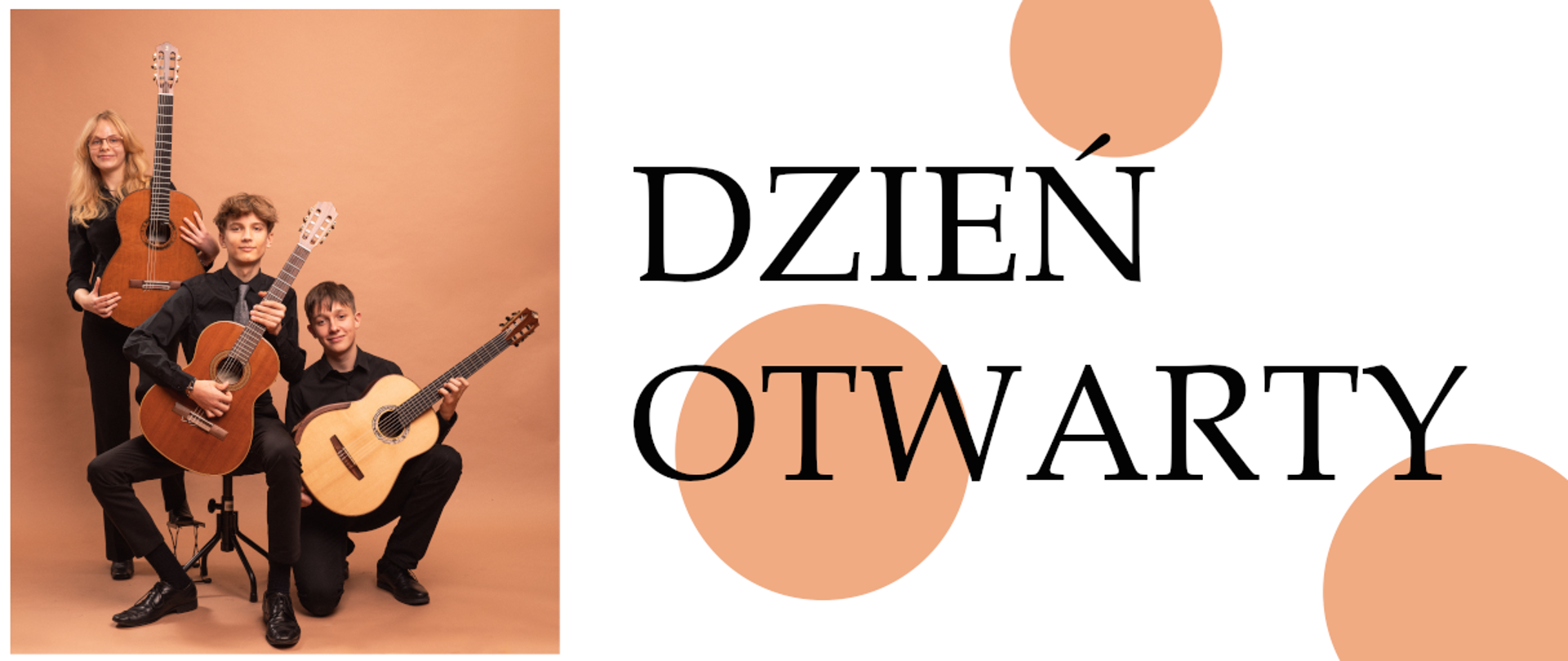 Grafika dnia otwartego szkoły, na białym tle w łososiowe grochy napis czarnym fontem: dzień otwarty. Z lewej strony zdjęcie uczniów z gitarami.