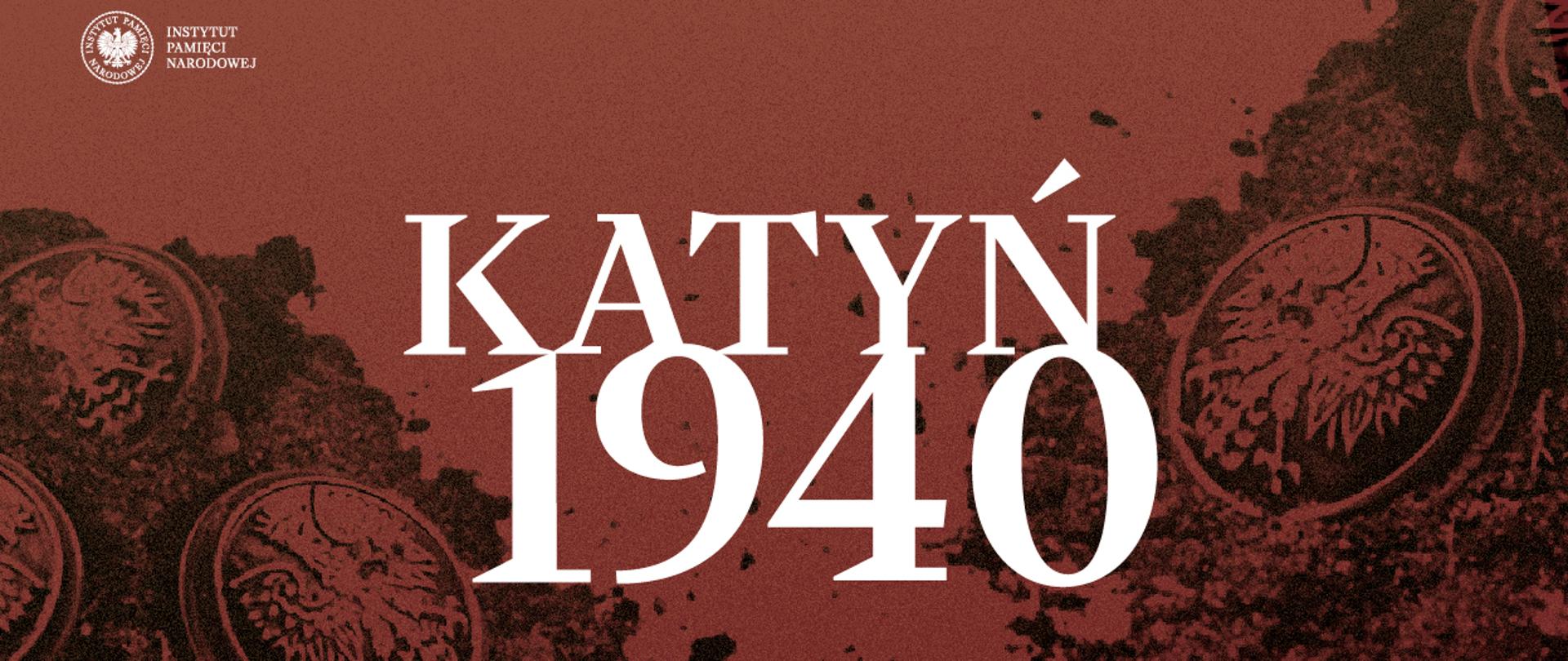 Na grafice widnieje napis „Katyń 1940” dużą, białą czcionką na tle w odcieniach brunatnego brązu. W tle widać zarysy ziemi i rozrzuconych polskich guzików wojskowych z orłem w koronie – symbol Wojska Polskiego. W lewym górnym rogu znajduje się logo Instytutu Pamięci Narodowej z napisem: „INSTYTUT PAMIĘCI NARODOWEJ”. Obraz ma charakter upamiętniający i odnosi się do Zbrodni Katyńskiej – masowego mordu dokonanego przez NKWD na polskich oficerach w 1940 roku.