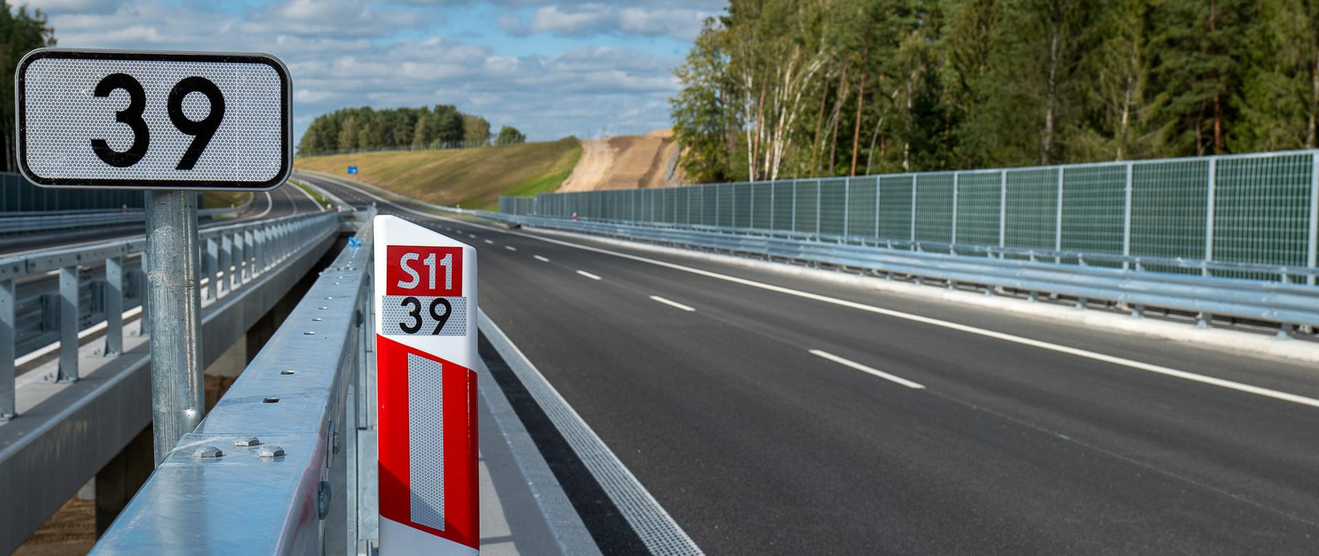 Zdjęcie przedstawia drogę S11.