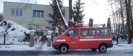 Na zdjęciu samochód OSP w Orłach zaparkowany przed punktem szczepień w przychodni lekarskiej