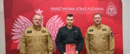 Wspólne zdjęcie Komendantów Powiatowych z nagrodzonym strażakiem.