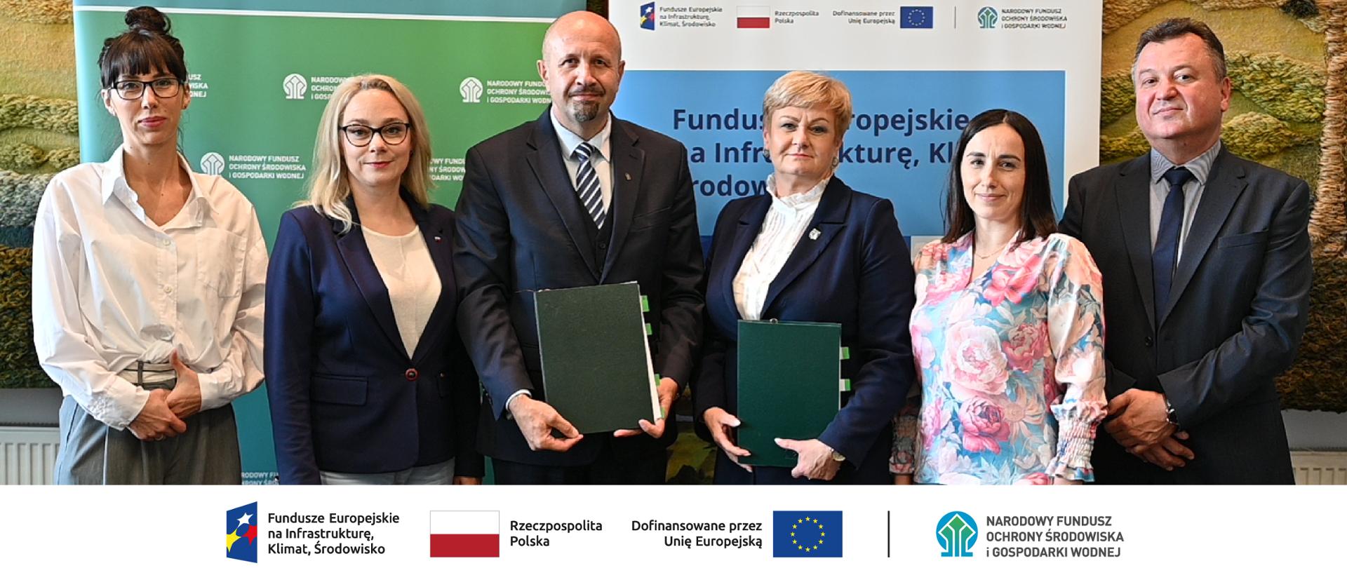 Na zdjęciu od lewej: Karolina Falkiewicz doradca Departament Adaptacji do Zmian Klimatu, Żaneta Cwalina-Śliwowska posłanka, Robert Gajda zastępca prezesa zarządu NFOŚiGW, Beata Jóźwiak burmistrz Pułtuska, Lidia Dworecka skarbnik Pułtuska, Robert Markiewicz zastępca dyrektora Departamentu Adaptacji do Zmian Klimatu.Na dole ciąg znaków, logotypy od lewej: FEnIKŚ, flaga Rzeczypospolita Polska, flaga UE Dofinansowane przez UE, NFOŚiGW.