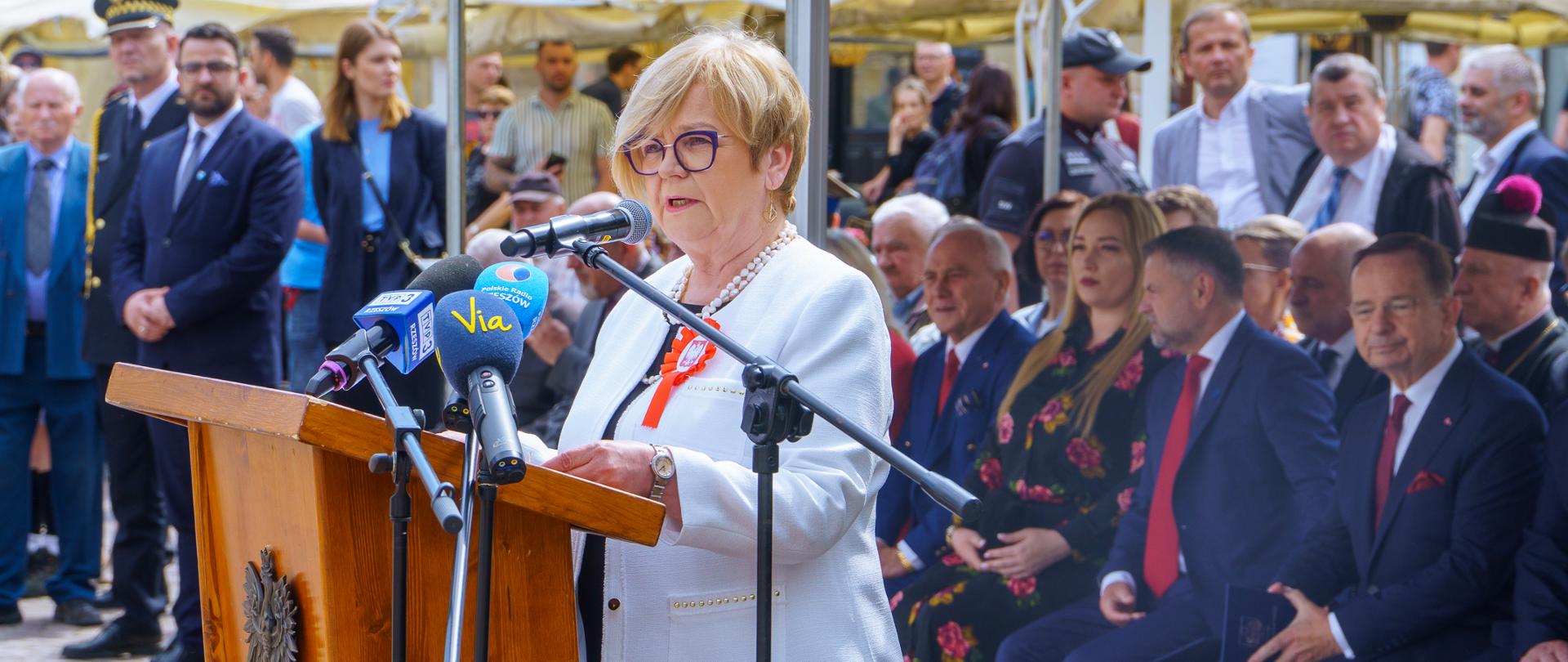 Wojewoda podkarpacki Teresa Kubas-Hul podczas przemówienia