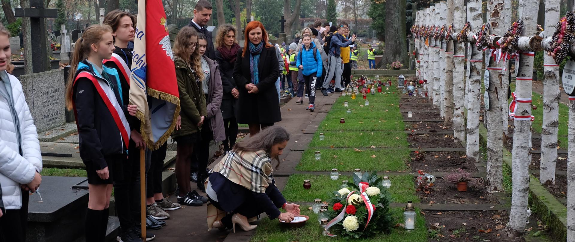 Prawie 1,3 mln uczniów z ponad 11 tys. szkół przyłączyło się do akcji MEN „Szkoła pamięta” zaplanowanej na 25 października br. Celem inicjatywy było zwrócenie uwagi młodych ludzi na potrzebę pielęgnowania pamięci o bohaterach naszej wolności, szczególnie tych, którzy są związani z historią danego miejsca, regionu, społeczności. 