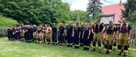 Zdjęcie przedstawia strażaków z PSP i z OSP z terenu powiatu obornickiego podczas podsumowania ćwiczeń "Las 2021".