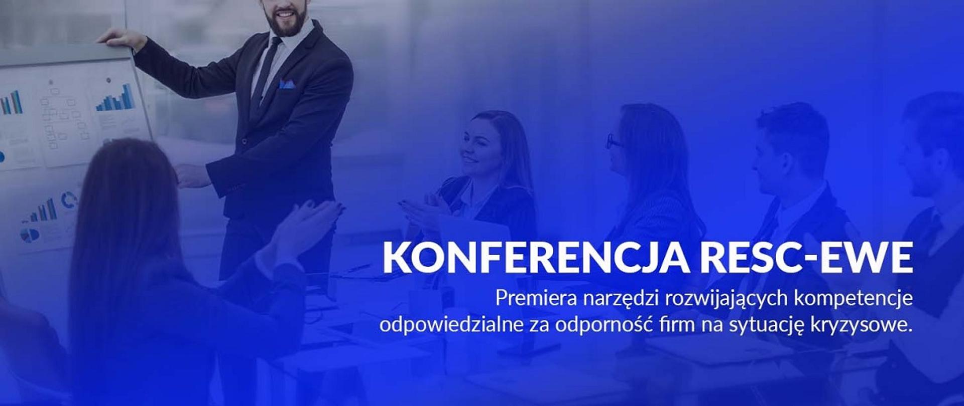 Grafika przedstawia na niebieskim tle kobiety i mężczyzn siedzących przy stole i stojącego prelegenta przedstawiającego wykresy z danymi statystycznymi 