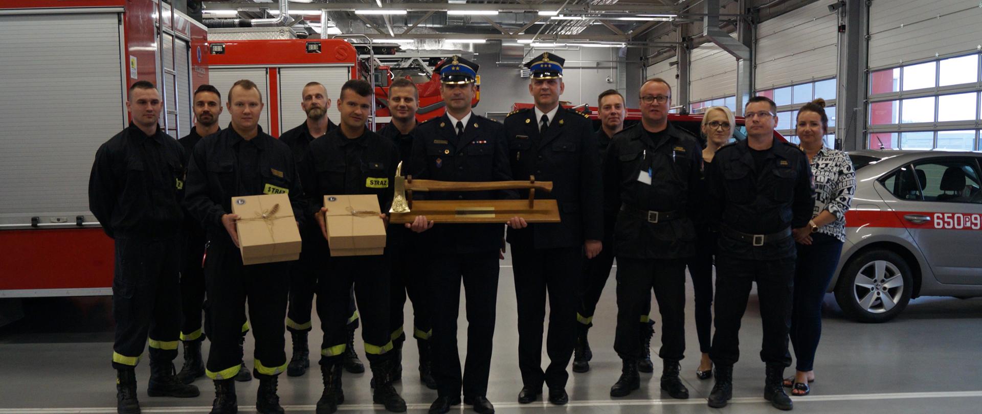 Zdjęcie przedstawia strażaków z wrzesińskiej komendy. 