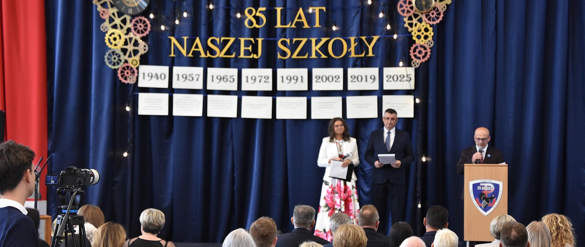 Na zdjęciu widać kobiety i mężczyzn