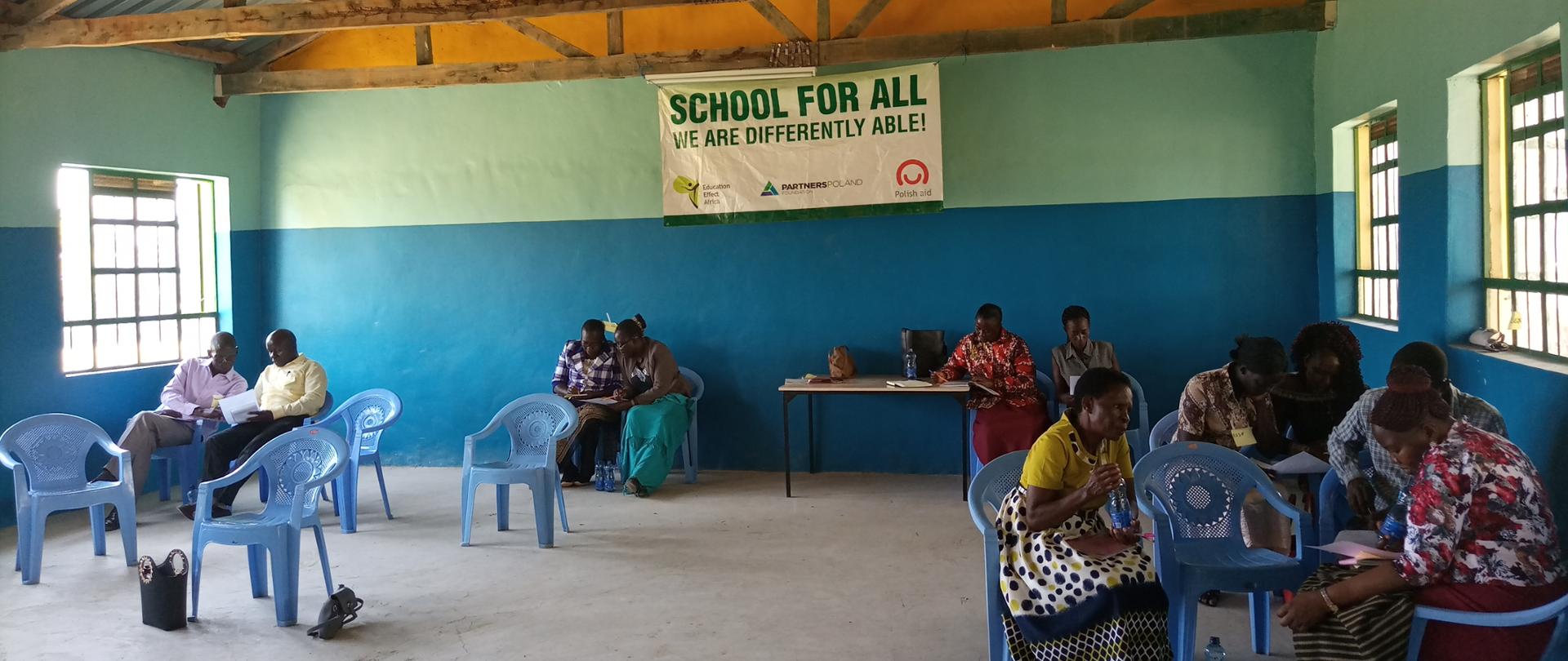 Szkoła dla wszystkich fot. Partners Polska - trwa szkolenie dla rodziców, w sali w podgrupach trwają rozmowy dorosłych osób