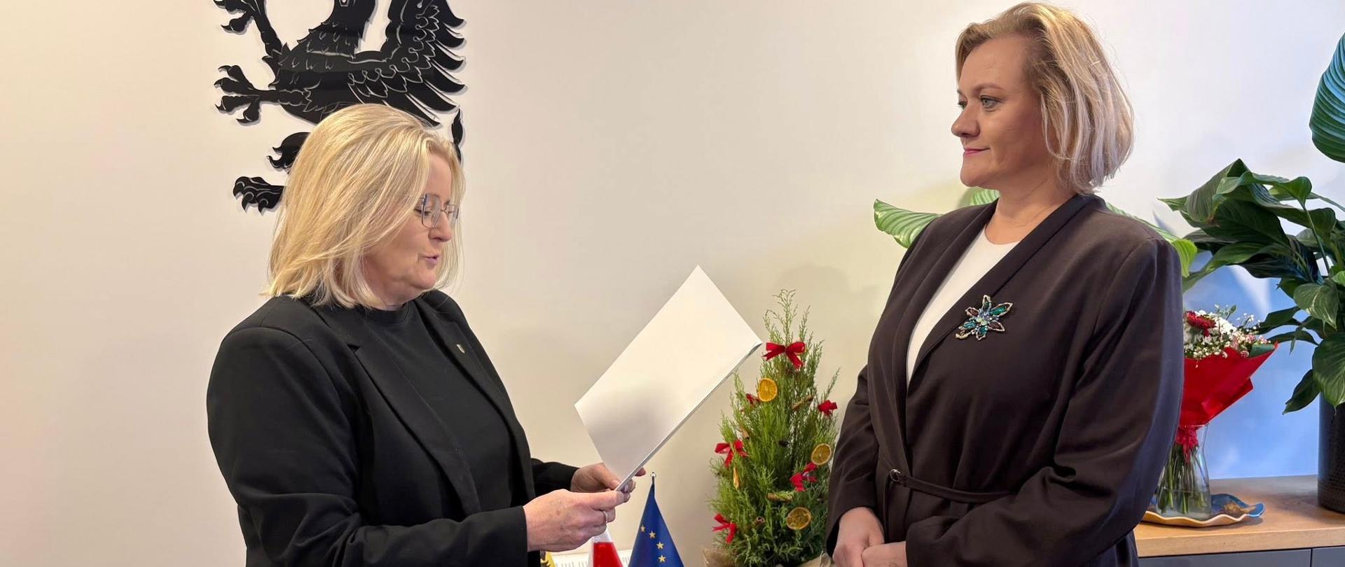 dwie kobiety stoją w sali