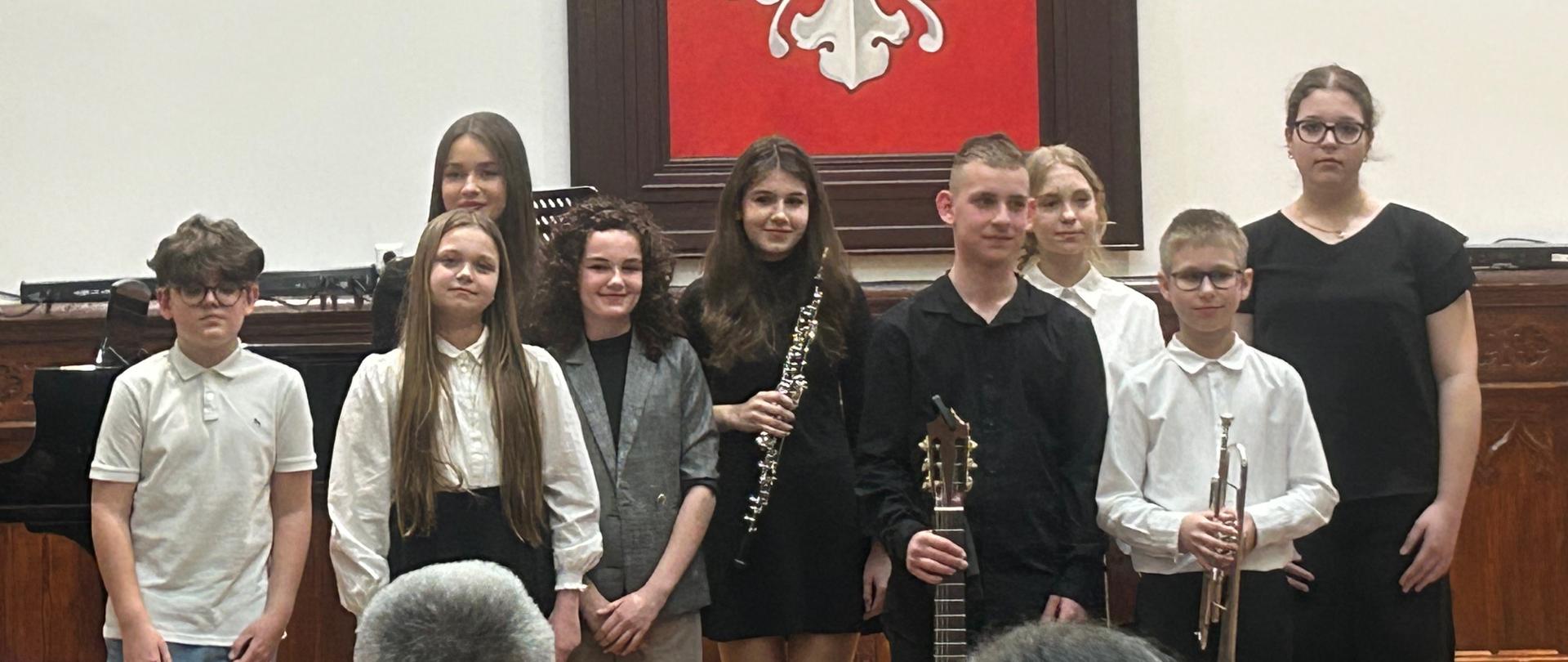 uczniowie klasy IV cyklu 4-letniego PSM I stopnia podczas koncertu klasowego na Sali Królewskiej PSM Mielec