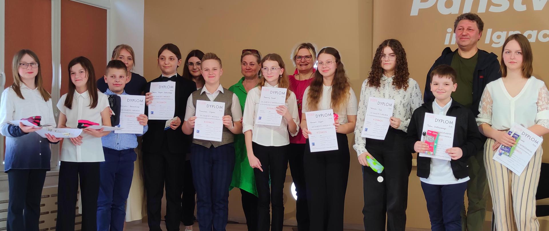 na scenie uczestnicy i jury konkursu kompozytorskiego