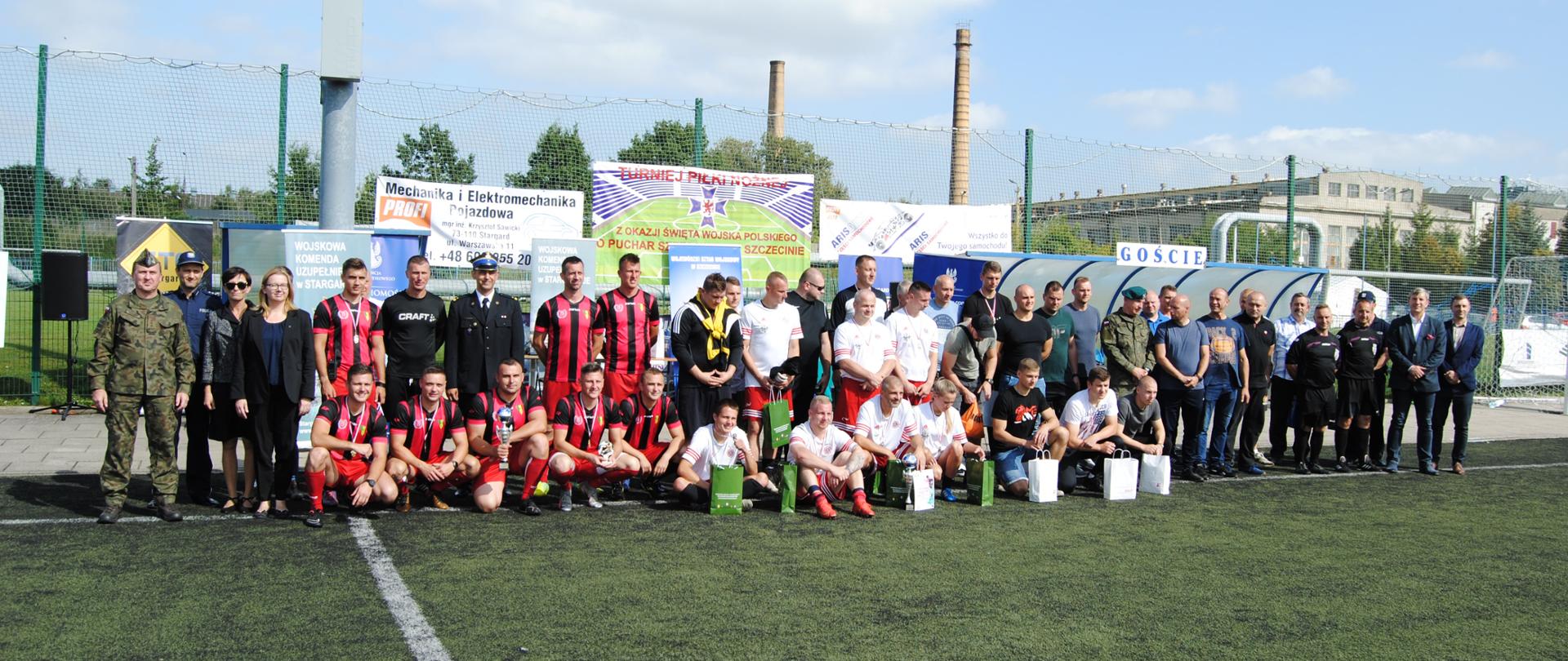 zdjęcie pamiątkowe zawodników, organizatorów i osób wspierających