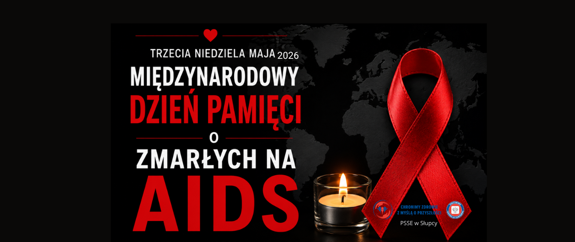 grafika na czarnym tle przedstawiająca napis "Trzecia niedziela maja 2026 - Międzynarodowy Dzień Pamięci o zmarłych na AIDS" . Po prawej stronie widoczna jest duża czerwona kokardka symbolizująca solidarność z osobami żyjącymi z HIV i AIDS oraz pamięć o zmarłych. W tle ciemna mapa świata, a u dołu płonie świeca. Dominują kolory czarny, czerwony i biały