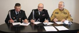 Na zdjęciu od lewej: Prezes Ochotniczej Straży Pożarnej w Starym Kobrzyńcu dh. Wojciech Linowski, Wójt gm. Rogowo Pan Zbigniew Zgórzyński oraz Komendant Powiatowy Państwowej Straży Pożarnej w Rypinie st. bryg. Grzegorz Łydkowski,