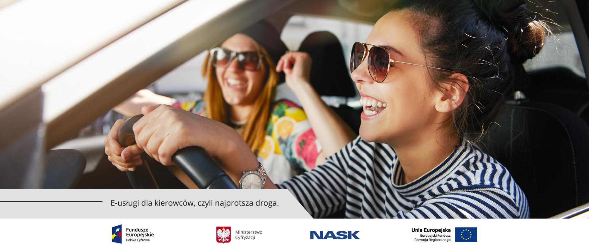 Dwie śmiejące się młode kobiety w okularach przeciwsłonecznych. Jedna kieruje samochodem, druga jest pasażerką.