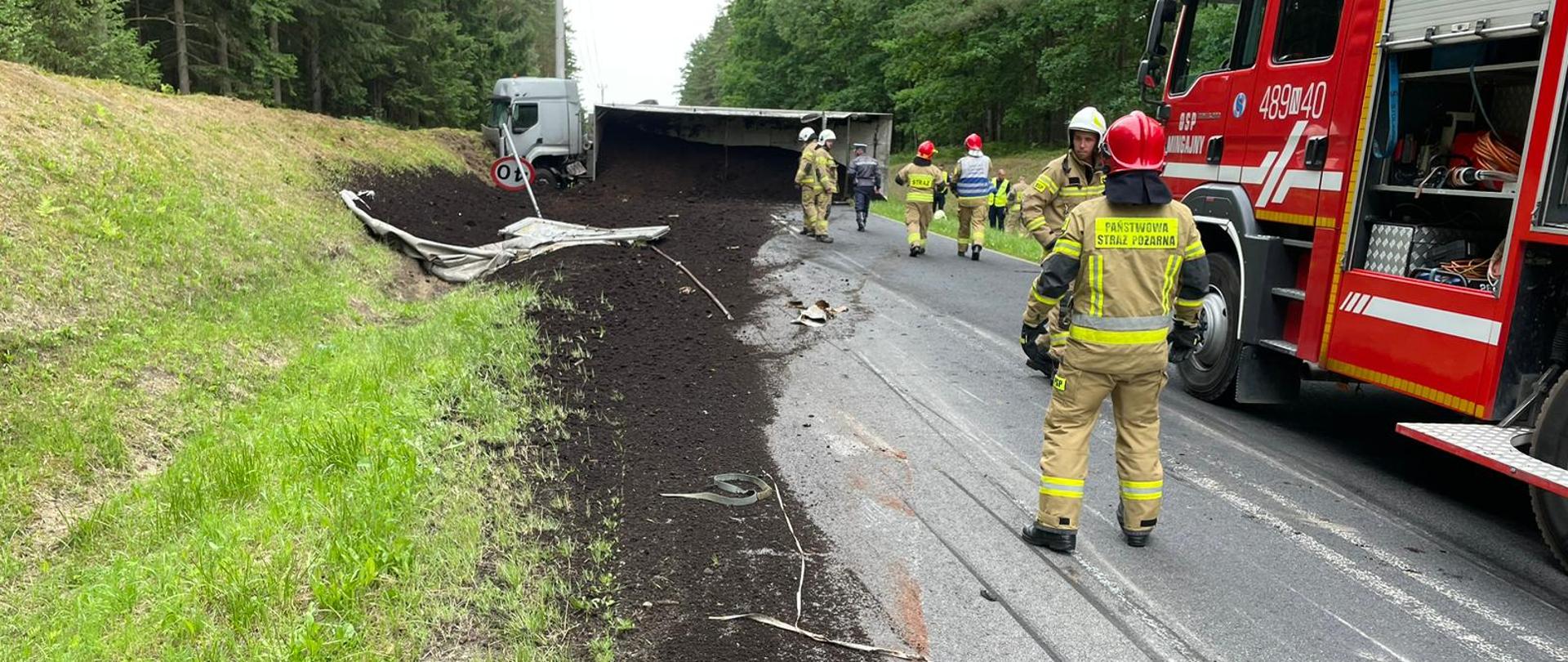 Zdjęcie przedstawia uszkodzony pojazd ciężarowy blokujący drogę wojewódzką 