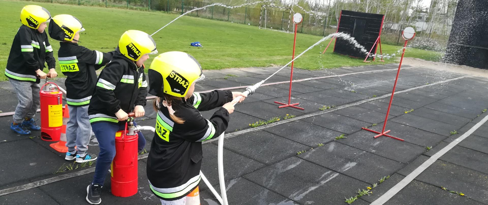 Zdjęcie przedstawia dzieci na zajęciach edukacyjno-prewencyjnych w straży pożarnej