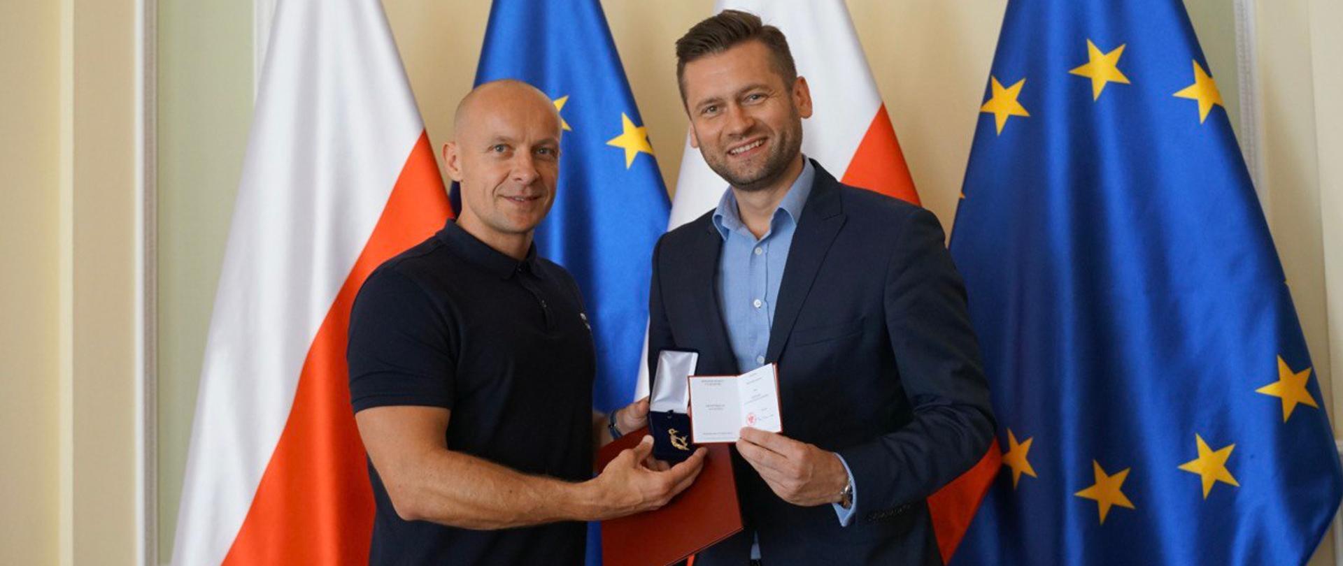 Szymon Marciniak z odznaką resortową, którą wręczył mu minister Kamil Bortniczuk