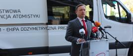 Na zdjęciu widoczny jest Andrzej Głowacki, Prezes PAA na tle mobilnego laboratorium
