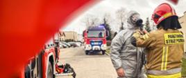 Strażacy przygotowują się do działań w strefie niebezpiecznej poprzez założenie specjalnych ubrań.