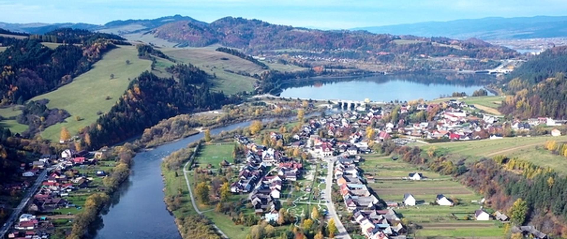 Miejscowość w górach z rzeką płynącą przez nią.