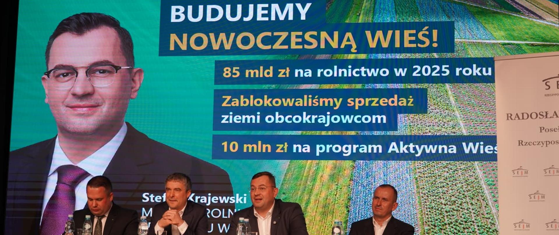 prelegenci przy stole prezydialnym odpowiadają na pytania