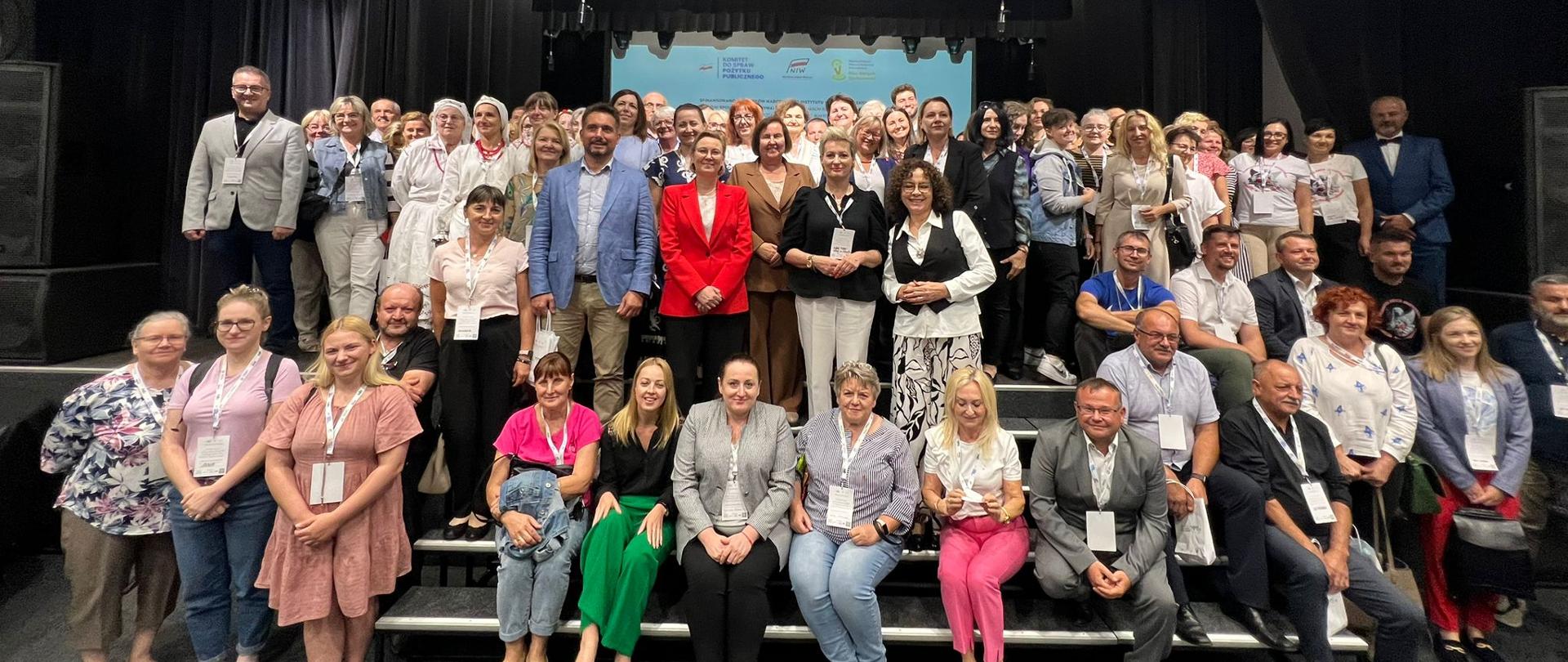 Pierwsza konferencja regionalna podsumowująca program „Moc Małych Społeczności”, Głogów Małopolski, 22 września 2025 roku. Na zdjęciu są wszyscy uczestnicy konferencji.