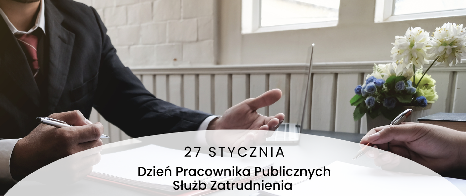 Grafika przedstawia dwie osoby siedzące przy stoliku.