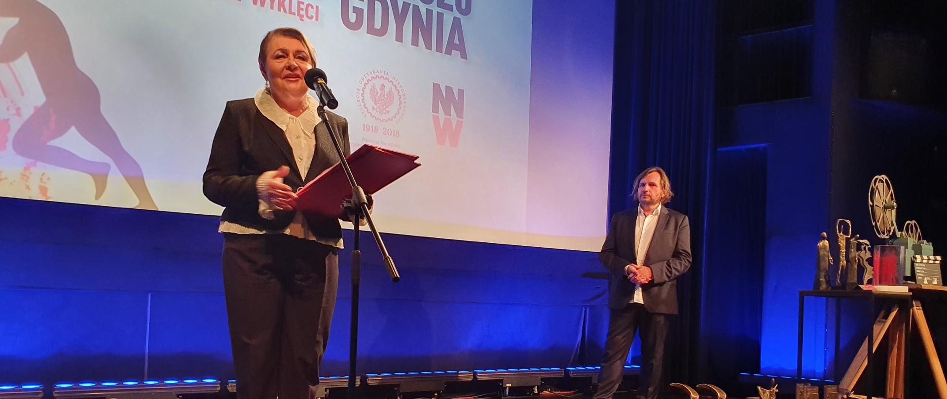Członek KRRiT Elżbieta Więcławska-Sauk przemawia podczas gali wręczenia nagród na Festiwalu Niepokorni Niezłomni Wyklęci